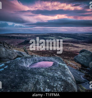 Einen spektakulären Sonnenuntergang von oben von Higger Tor im Peak District National Park in Derbyshire Stockfoto