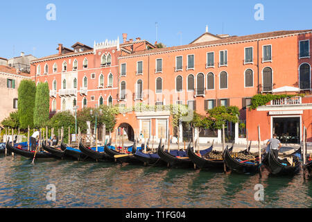 Die gondolieri Vorbereitung Gondeln für die Arbeit des Tages, Grand Canal, San Polo, Riva del Vin, Venedig, Venetien, Italien bei Sonnenaufgang, außen Vinaria Restauran Stockfoto