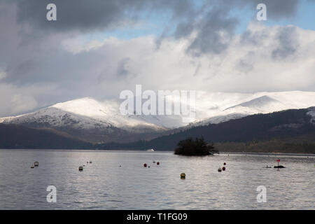 Das Fairfield Horseshoe oberhalb von Ambleside vom Lake Windermere auf einem Kalter Wintertag der Lake District Cumbria England Stockfoto