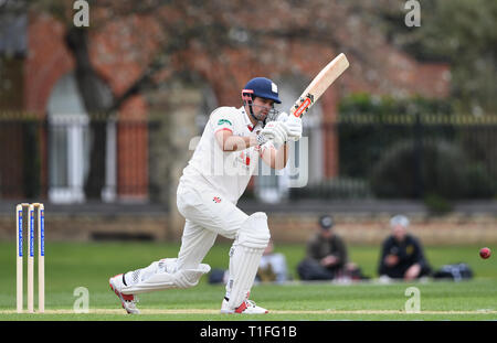 Essex' Sir Alastair Koch in Aktion während der Tag eines der ersten Klasse Spiel bei Fenner, Cambridge. Stockfoto