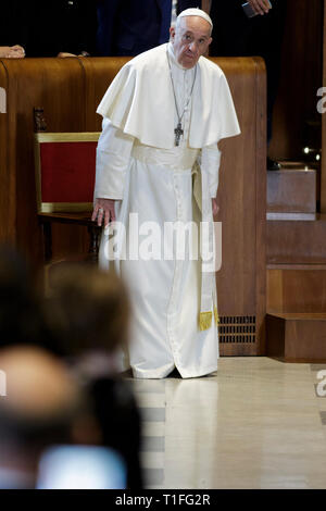 Rom, Italien. 26 Mär, 2019. Papst Franziskus im Julius Caesar Halle bei seinem Besuch auf dem Kapitol, Capitol Hill in Rom, Italien, am 26. März 2019. Credit: Giuseppe Ciccia/Pacific Press/Alamy leben Nachrichten Stockfoto