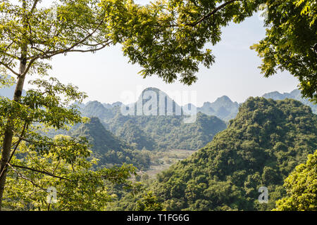 Blick auf die Berge rund um Huong Pagode oder Parfüm Pagode, mein Duc Bezirk, Vietnam. Stockfoto