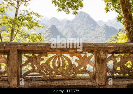 Blick auf die Berge rund um Huong Pagode oder Parfüm Pagode, mein Duc Bezirk, Vietnam. Stockfoto