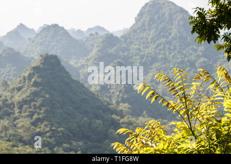 Blick auf die Berge rund um Huong Pagode oder Parfüm Pagode, mein Duc Bezirk, Vietnam. Stockfoto