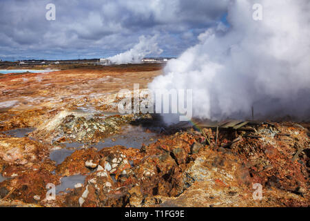 Beschädigte broadwalk in der Nähe von Dampfenden fumarole an Gunnuhver geothermale Region, Teil der Blue Diamond touristische Route in Reykjanes Halbinsel, südlichen Icelan Stockfoto