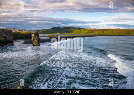 Malerische isländische Landschaft mit Arnardrangur (Eagle Rock) basalt Meer auf der Reynisfjara schwarzen vulkanischen Sand Strand an der Südküste Islands Stack in der Nähe von Stockfoto