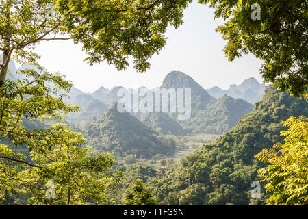 Blick auf die Berge rund um Huong Pagode oder Parfüm Pagode, mein Duc Bezirk, Vietnam. Stockfoto