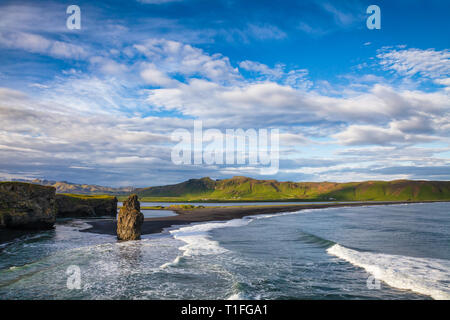 Malerische isländische Landschaft mit Arnardrangur (Eagle Rock) basalt Meer auf der Reynisfjara schwarzen vulkanischen Sand Strand an der Südküste Islands Stack in der Nähe von Stockfoto