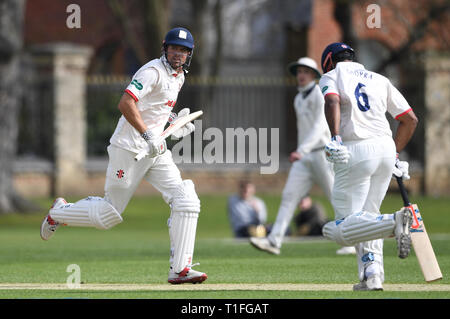 Essex' Sir Alastair Koch in Aktion während der Tag eines der ersten Klasse Spiel bei Fenner, Cambridge. Stockfoto