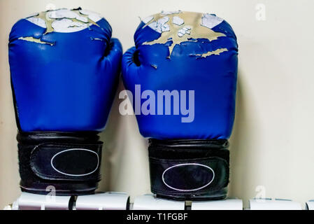 Schließen Sie zwei alte gebrauchte blau Boxhandschuhe Stockfoto
