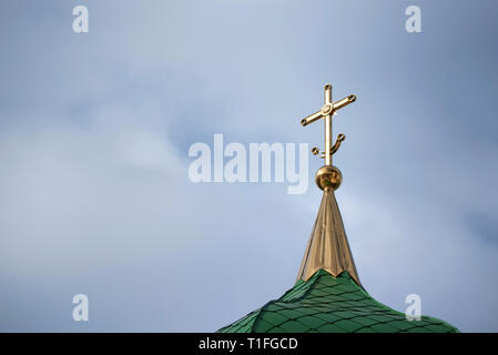 Orthodoxe Kreuz mit Halbmond an der Kirche gegen Himmel auf der Dachterrasse Stockfoto