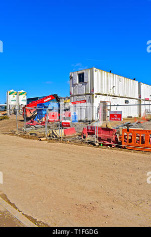 Gebäude Baustelle für neue Persimmon Wohnungen in Bridgend, Wales. Sichere Lagerung. Stockfoto