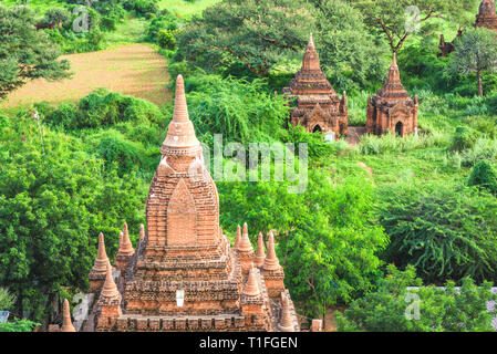 Bagan, Myanmar antiken Tempelruinen Landschaft in der archäologischen Zone in der Abenddämmerung. Stockfoto