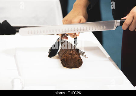 Roastbeef und Slice, Hände Chef's schneiden Roastbeef, Carving Roastbeef Stockfoto