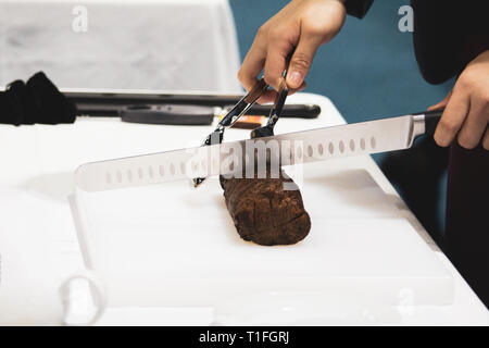 Roastbeef und Slice, Hände Chef's schneiden Roastbeef, Carving Roastbeef Stockfoto