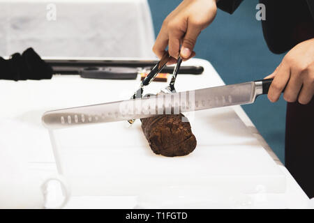 Roastbeef und Slice, Hände Chef's schneiden Roastbeef, Carving Roastbeef Stockfoto