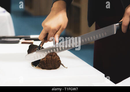 Roastbeef und Slice, Hände Chef's schneiden Roastbeef, Carving Roastbeef Stockfoto