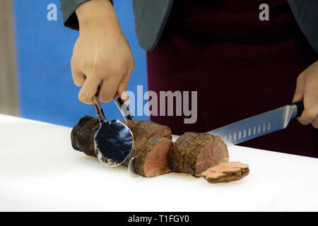 Roastbeef und Slice, Hände Chef's schneiden Roastbeef, Carving Roastbeef Stockfoto