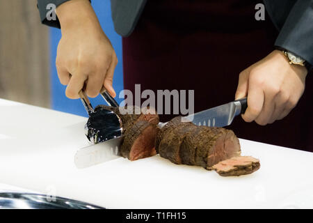 Roastbeef und Slice, Hände Chef's schneiden Roastbeef, Carving Roastbeef Stockfoto