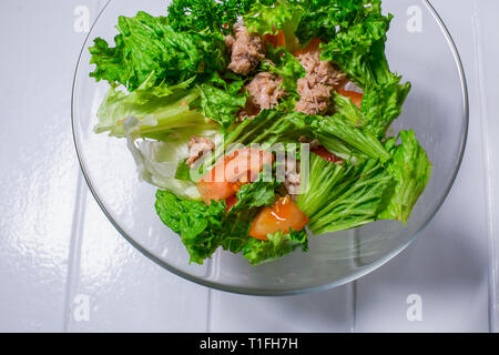 Salat mit Fleisch, Huhn, Salat, Dill, Tomaten auf weißem Holz Hintergrund. Für das Menü Restaurant Bar Cafe Stockfoto
