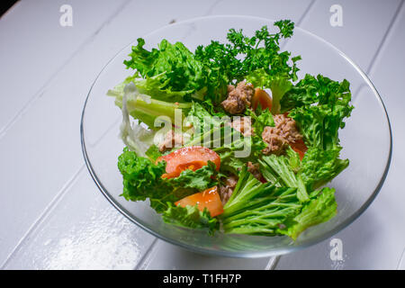 Salat mit Fleisch, Huhn, Salat, Dill, Tomaten auf weißem Holz Hintergrund. Für das Menü Restaurant Bar Cafe Stockfoto