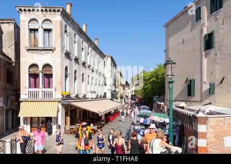 Straßenszene in Strada Nova, Cannaregio, Venice, Veneto, Italien mit Menschen zu Fuß, Geschäfte und Restaurants in historischen Gebäuden. Durchgangsstraße von Sta Stockfoto