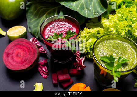 Gesundes Getränk mit Obst und Gemüse auf dem schwarzen Holz- Hintergrund. Stockfoto