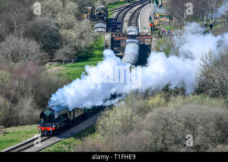 Der Flying Scotsman Dampflokomotive Blätter Norden auf dem Weg in den hellen Sonnenschein, Swanage als Temperaturen gesetzt sind in ganz Großbritannien in dieser Woche zu erhöhen. Stockfoto