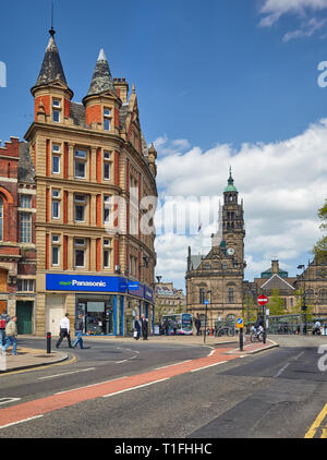 SHEFFIELD, ENGLAND - Mai 7, 2009: Der Blick auf die Co-operative Bank ATM Büro an der Pinstone Straße mit dem Sheffield Rathaus im Hintergrund. Stockfoto