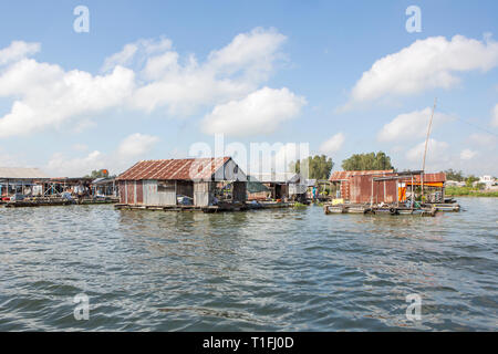 Schwimmenden Fischfarmen auf dem Mekong Fluss, Vietnam. Stockfoto