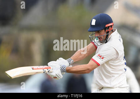 Essex' Sir Alastair Koch in Aktion während der Tag eines der ersten Klasse Spiel bei Fenner, Cambridge. Stockfoto