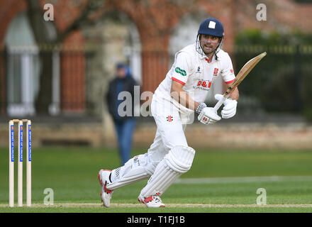 Essex' Sir Alastair Koch in Aktion während der Tag eines der ersten Klasse Spiel bei Fenner, Cambridge. Stockfoto