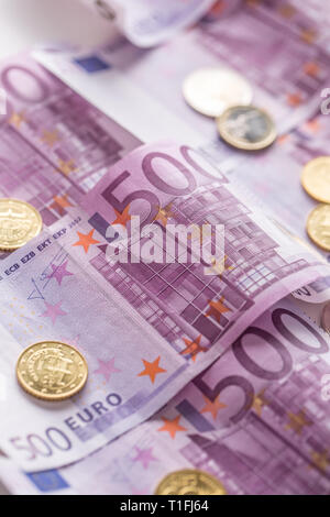 Close-up fünf houndred Euro Banknoten Münzen Geld und Währung Stockfoto