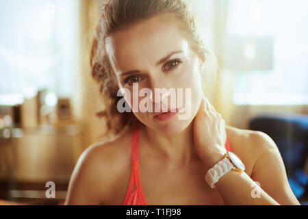 Porträt der jungen Frau, die in der Fitness Kleidung in der modernen Haus. Stockfoto