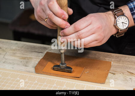 Konzept der Handarbeit Handwerk Herstellung von Lederwaren. Stockfoto