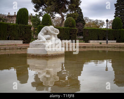 Replik der Verwüstung Skulptur 1907 von Josep Llimona vor dem Parlament von Katalonien im Parc de la Ciutadella, Barcelona, span Stockfoto