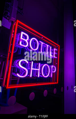 Flasche Shop square Neonschild beleuchtet in einem Restaurant in der Nähe von kornhaus Square, Kings Cross, London Stockfoto