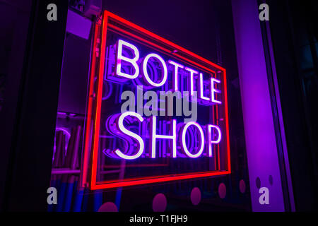 Flasche Shop square Neonschild beleuchtet in einem Restaurant in der Nähe von kornhaus Square, Kings Cross, London Stockfoto