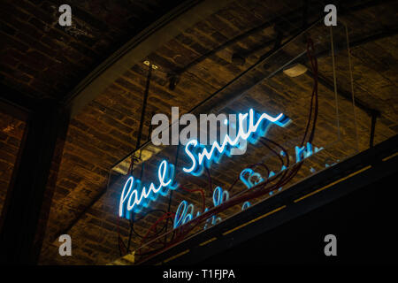 Designer Paul Smith hat seinen Namen in einer Neon-Zeichen geschrieben, in der Nacht vor seinem Geschäft in die Kohle Tropfen Hof beleuchteten Komplex Stockfoto