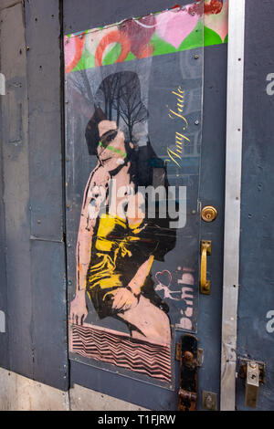 Nervöse Graffiti Kunst der Pop-ikone Sängerin Amy Winehouse auf Tür in Camden Stockfoto