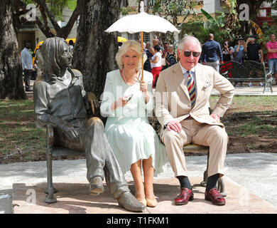 Der Prinz von Wales und die Herzogin von Cornwall sitzen auf dem John Lennon memorial Bank in John Lennon Platz in Havanna, Kuba, als Teil einer historischen Reise, die feiert die kulturellen Bindungen zwischen dem Vereinigten Königreich und den kommunistischen Staat. Stockfoto