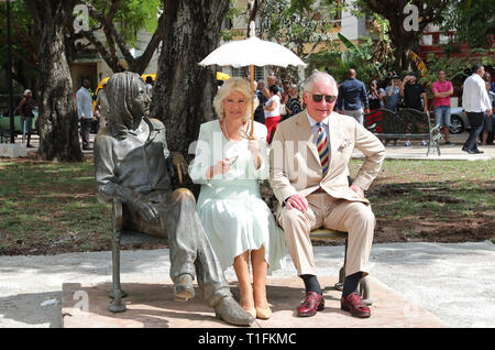 Der Prinz von Wales und die Herzogin von Cornwall sitzen auf dem John Lennon memorial Bank in John Lennon Platz in Havanna, Kuba, als Teil einer historischen Reise, die feiert die kulturellen Bindungen zwischen dem Vereinigten Königreich und den kommunistischen Staat. Stockfoto