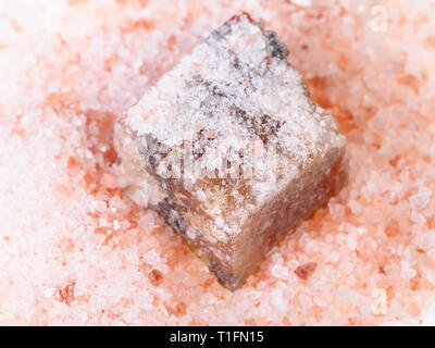Blick von oben auf die rauhe Halit Mineral aus genarbtem rosafarbenes Himalaya-salz Nahaufnahme Stockfoto