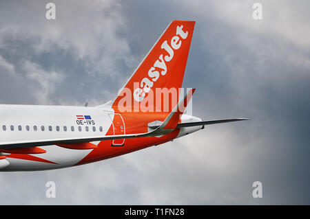 Flughafen Manchester, Großbritannien - 9 November, 2018: Easy Jet Europe OE-IVS Airbus A320-MSN 7235 ex G-EZPN Momente vor der Landung. Stockfoto