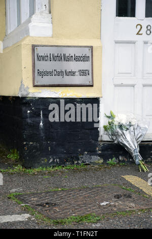 Blumen links außen Dereham Road Moschee, eine Woche nach den Schießereien in Christchurch, Neuseeland, 22. März 2019 DE Stockfoto