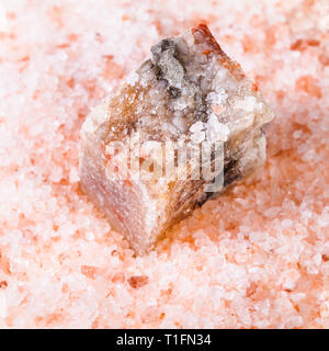 Blick von oben auf die rohe Halit Mineral aus genarbtem rosafarbenes Himalaya-salz Nahaufnahme Stockfoto