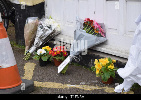 Blumen links außen Dereham Road Moschee, eine Woche nach den Schießereien in Christchurch, Neuseeland, 22. März 2019 DE Stockfoto