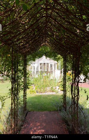 Blick durch einen Garten Pergola zum Artist Studio Stockfoto