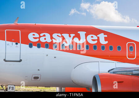 Flughafen Manchester, Vereinigtes Königreich - Februar 7, 2017: G-ezfs EasyJet Airbus A 319-111-cn 4129 Momente nach der Ankunft. Stockfoto