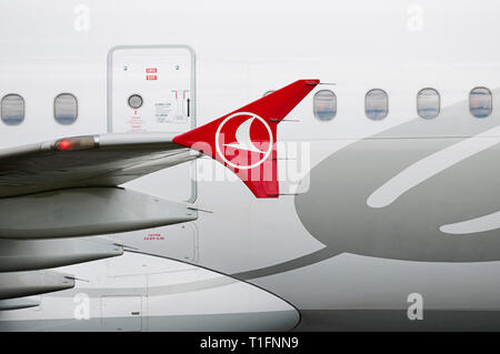 Flughafen Manchester, Großbritannien - 30 April 2016: Turkish Airlines Airbus A 321-231 TC-JMK CN 3738 Momente nach der Ankunft. Stockfoto